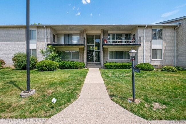 Building Photo - 8657 Kennedy Cir N Unit 7