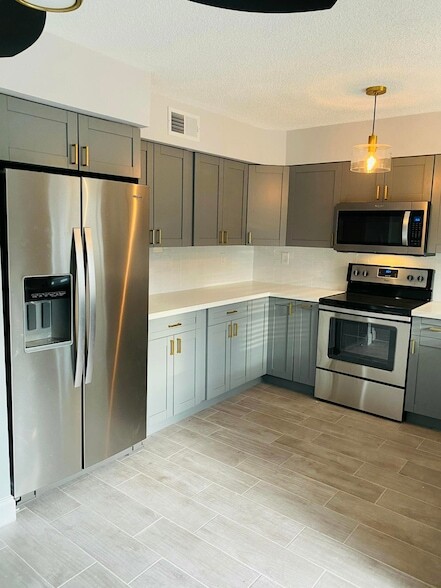 Building Photo - 5268 NE 6th Ave Unit A28