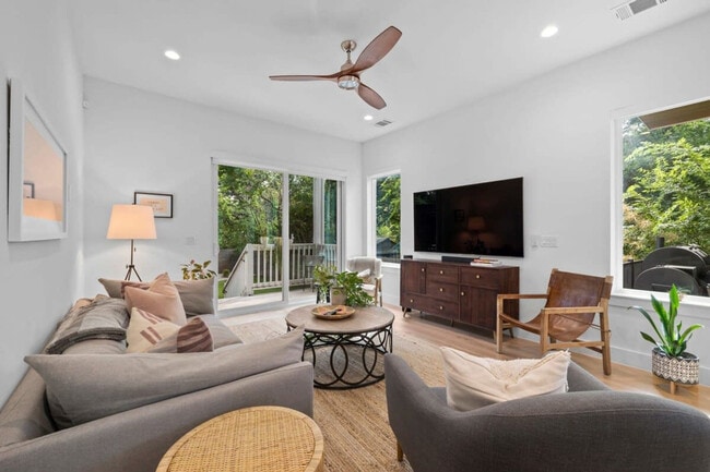 Building Photo - 1204 E 32nd St Unit ID1262277P