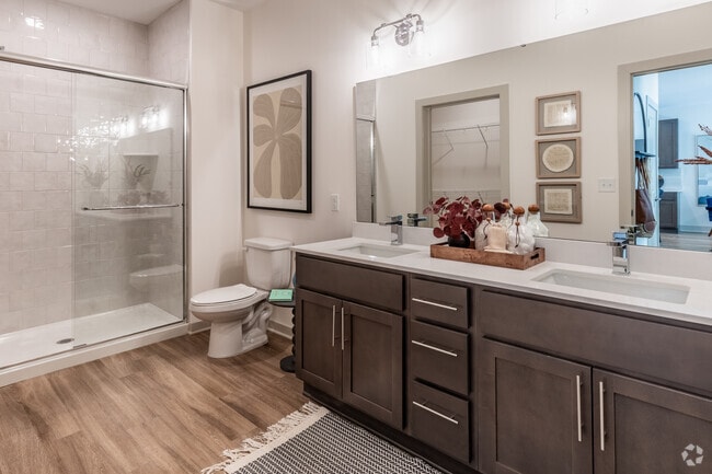 1BR, 1BA - 828SF - Bathroom - Legends 267
