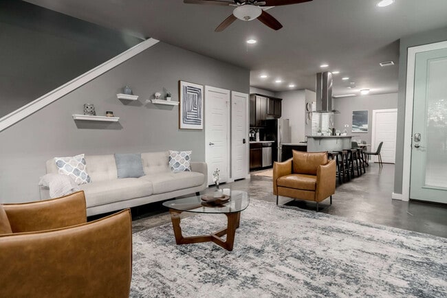 Photo - 2002 Rosewood Ave Unit ID1375253P