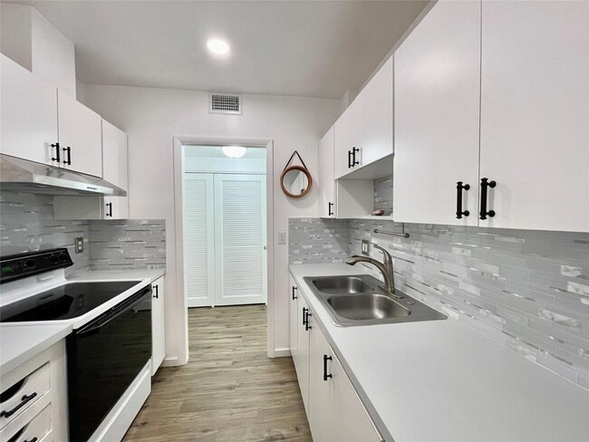 Photo - 400 N Riverside Dr Unit 403