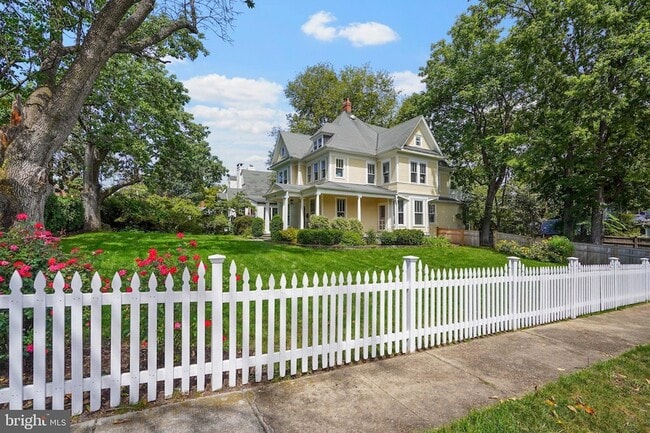 Photo - 1503 Russell Rd