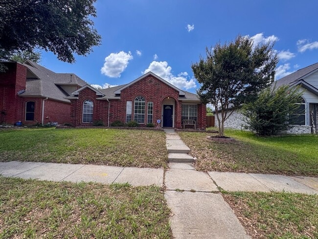 Photo - 2201 Silverthorn Ln