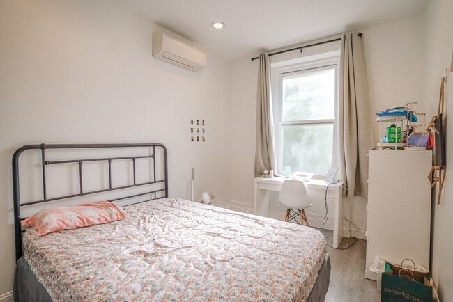 Room 2- furnished - 4055 Spruce St