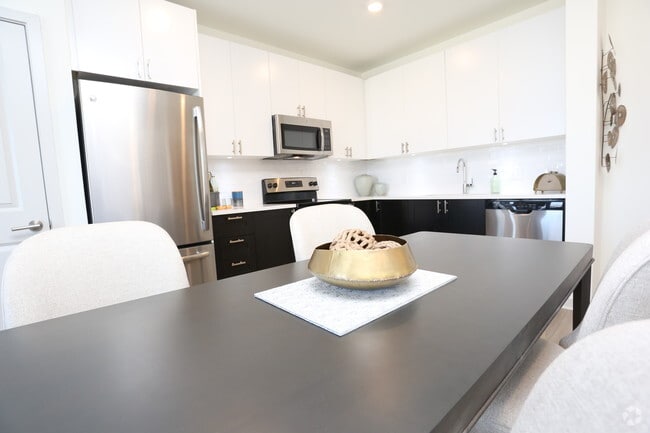 2BR, 2BA - 991 SF - Kitchen - Main & Clay