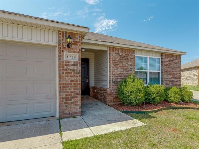Photo - 1720 Castle St