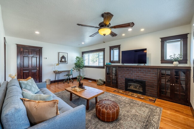 Building Photo - 3076 Melbourne St Unit ID1367399P