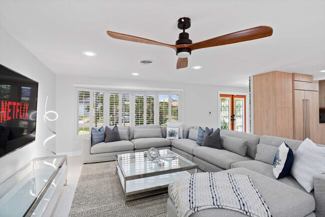 Building Photo - 4710 NE 27th Ave Unit SI ID1023052P