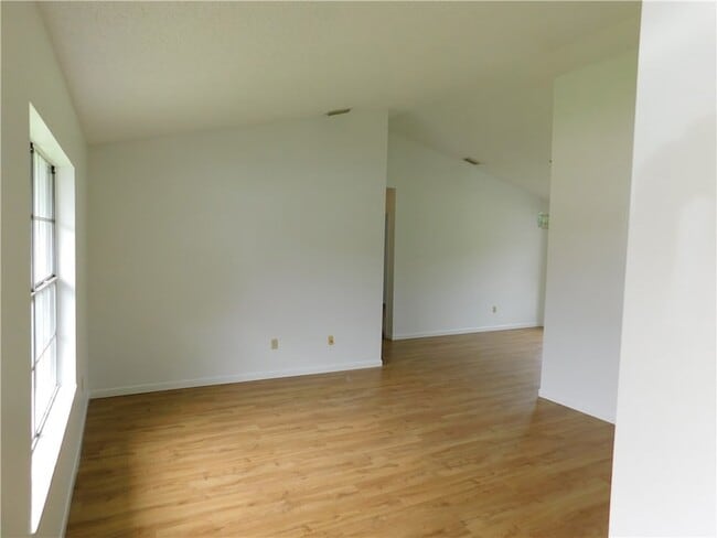 Photo - 873 Barber St