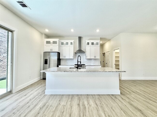 Photo - 8732 Kington