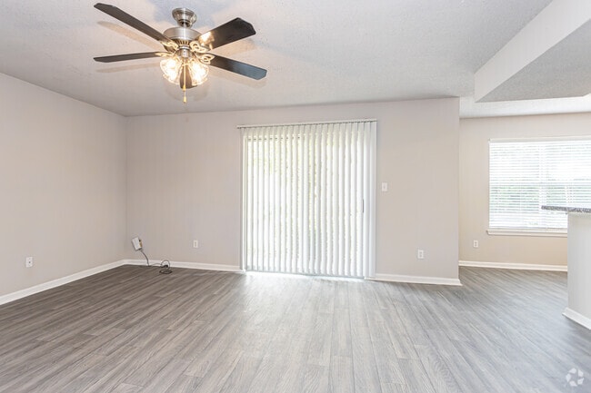 2BR, 2BA - 980SF - Crystal Lake