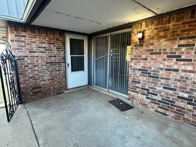 Building Photo - 4404 75th Dr Unit b