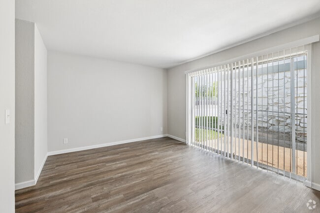 2BR, 1.5BA - 960SF Townhouse - Living Area - Lakewood Gardens