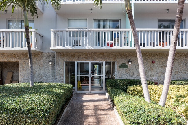 Entrance - Carlyle Plaza
