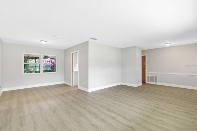 Photo - 3326 Young St