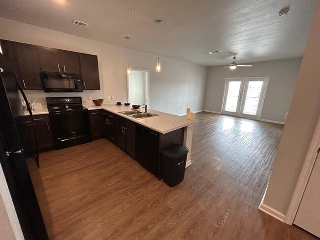 Building Photo - 2136 W 34th St Unit 1212