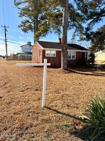 Building Photo - 910 E Divine St