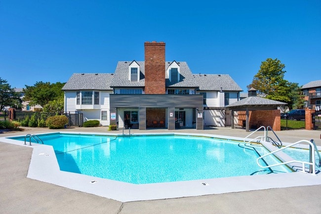 Swimming Pool - Lenexa Crossing Apartments