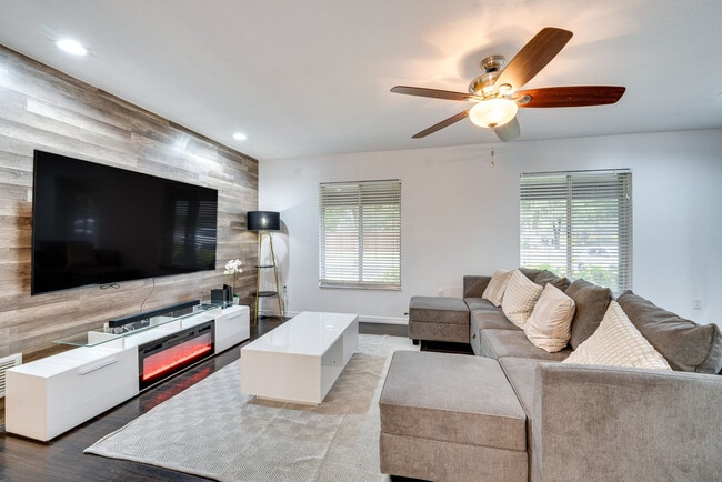 Building Photo - 8644 Sandberry Blvd Unit SI ID1545845P