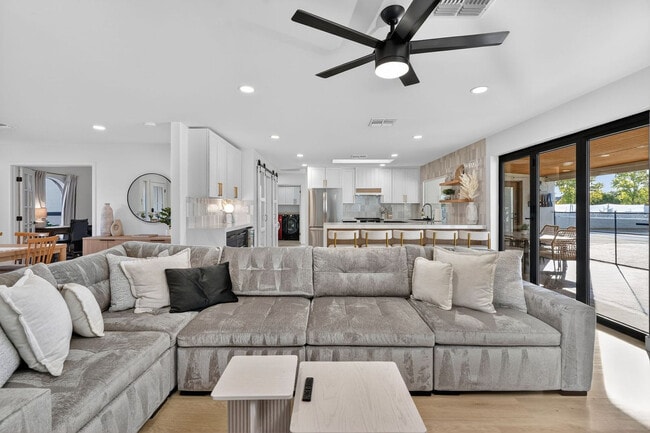 Building Photo - 5121 E Windrose Dr Unit SI ID1558605P