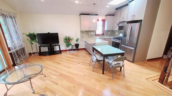 Building Photo - 64-47 Dieterle Crescent Unit 2