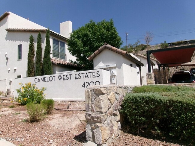 Building Photo - 4200 Camelot Heights Dr