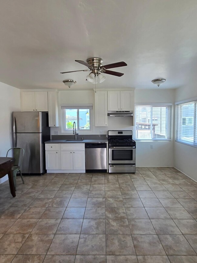 2950 Bayside Lane - 2950 Bayside Ln