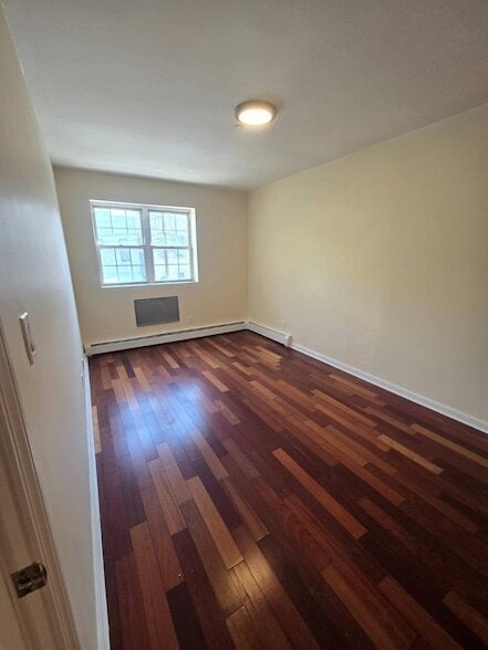 Photo - 35-31 10th St