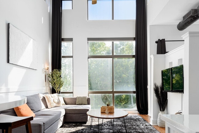 Building Photo - 700 N Graham St Unit ID1353816P