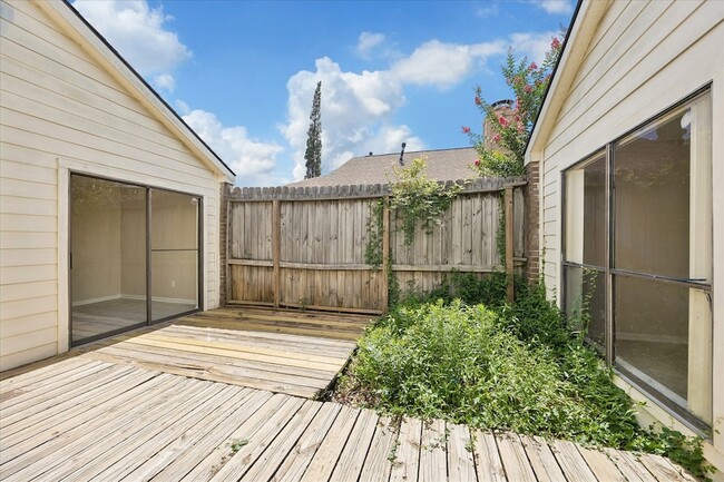 Photo - 8018 Cobblefield Ln