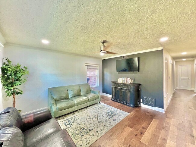 Photo - 4913 W 43rd St