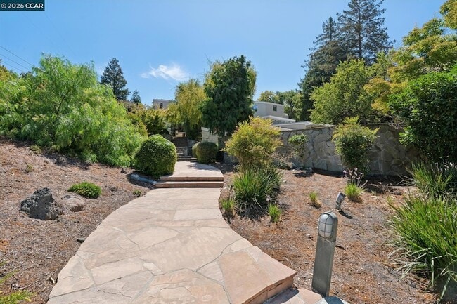Photo - 660 La Casa Via