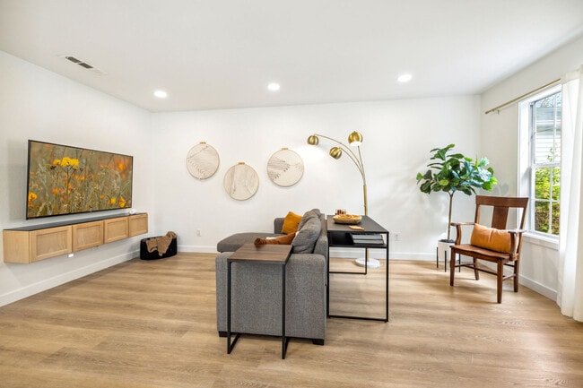 Photo - 2352 W Houston St Unit ID1227149P