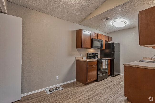 2BR, 2BA - 950 SF B1 - Dining/Kitchen - Hampton Court