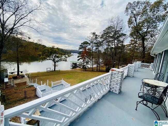 Building Photo - 992 Clear Creek Dr