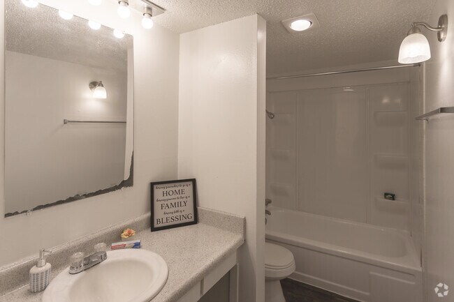 2 BR, 1 BA - 800 SF - Las Brisas Apartments