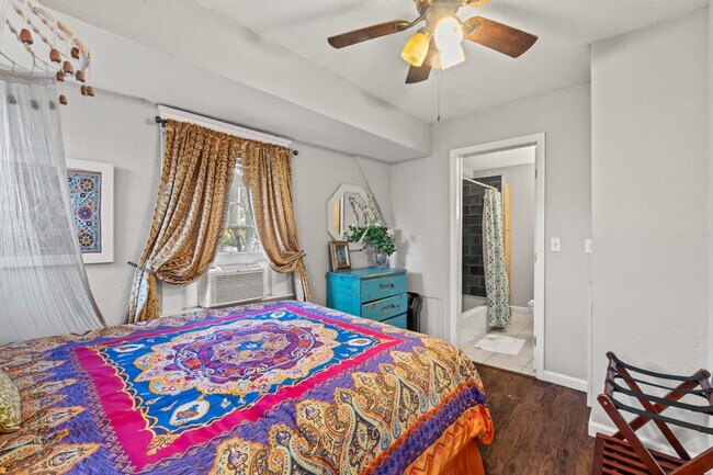 Photo - 2737 College St Unit SI ID1578528P