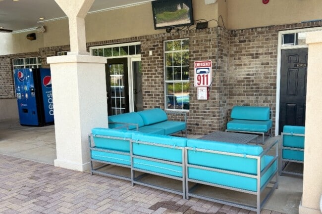 Lounge area - Carrington Park at Lake Lanier
