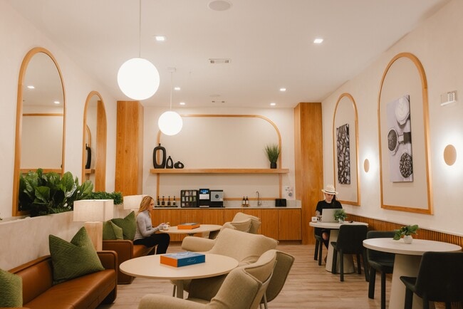 Building Photo - Stacks on Main