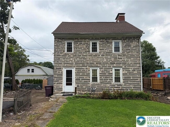 Building Photo - 1037 N 6th St Ext