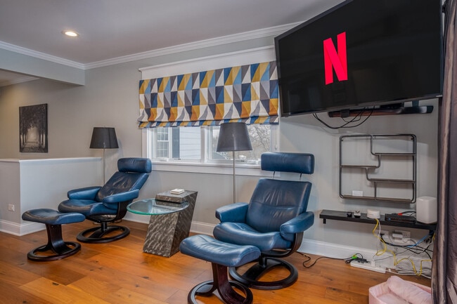 Building Photo - 10 N Pistakee Lake Rd Unit ID1374789P