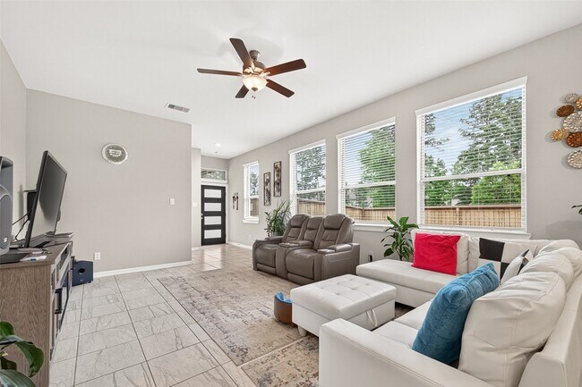 Photo - 305 Rise Ln