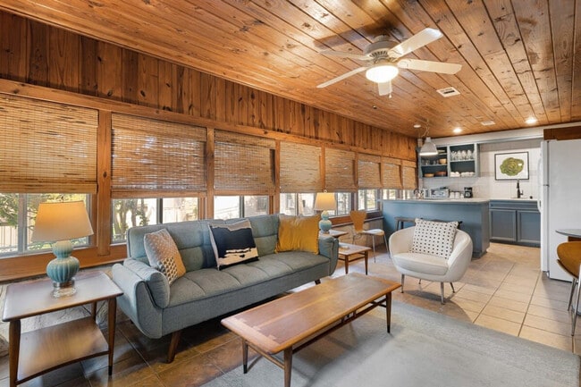 Building Photo - 202 Woodcreek Dr Unit ID1254585P