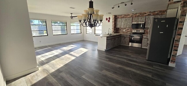 Photo - 1174 Victoria Ave