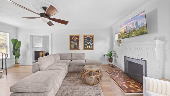 Building Photo - 720 1/2 W Woodlawn Ave Unit ID1271939P