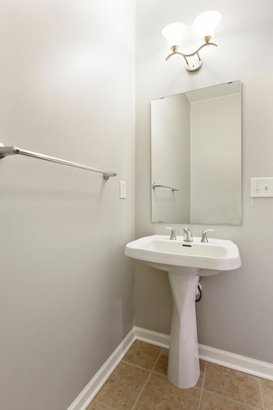 Photo - 737 Victoria Street S