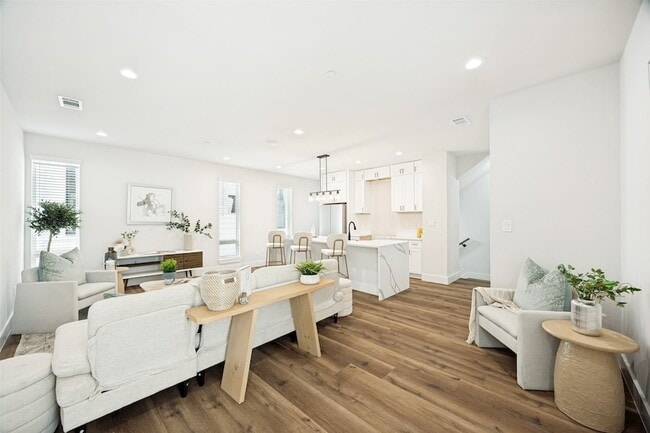 Building Photo - 5637 Live Oak St Unit 204
