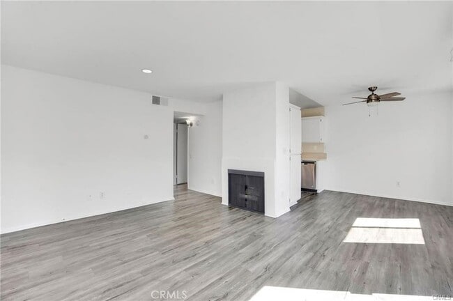 Building Photo - 4406 Cahuenga Blvd Unit 203