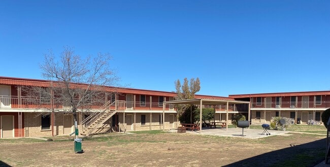 Courtyard BBQ Area - Bellagio At Sunset Apartments
